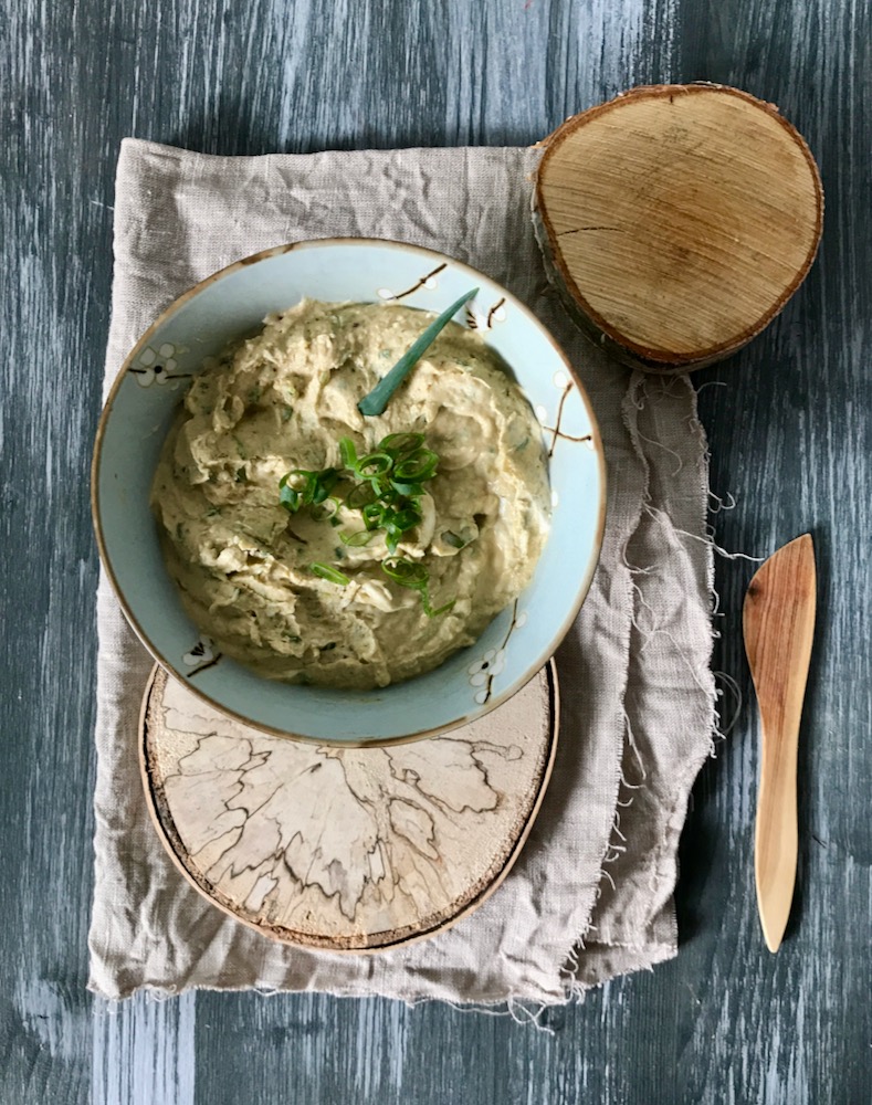 Datteldip mit Knoblauch und Frühlingszwiebeln | pinch of spice